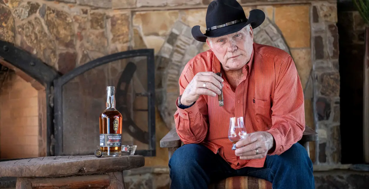 NFL Legends Terry Bradshaw To Host Bourbon & Cigar Event In Vegas - Bourbon Review